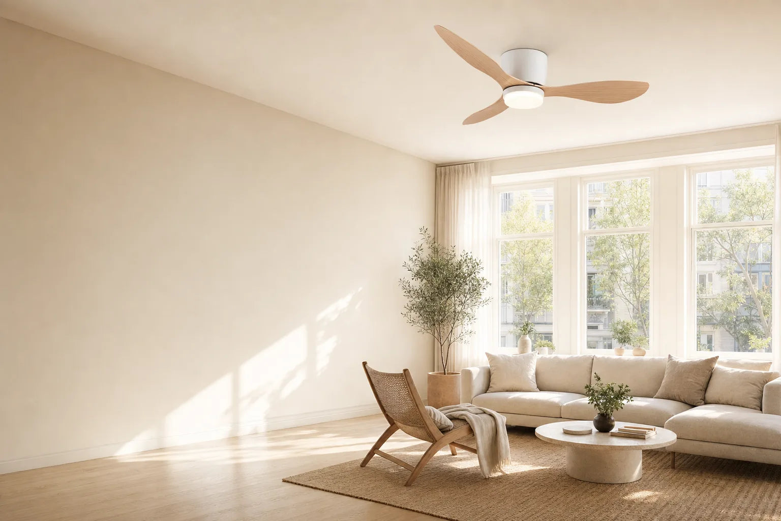 Ventilateur de plafond Stilla dans un salon scandinave
